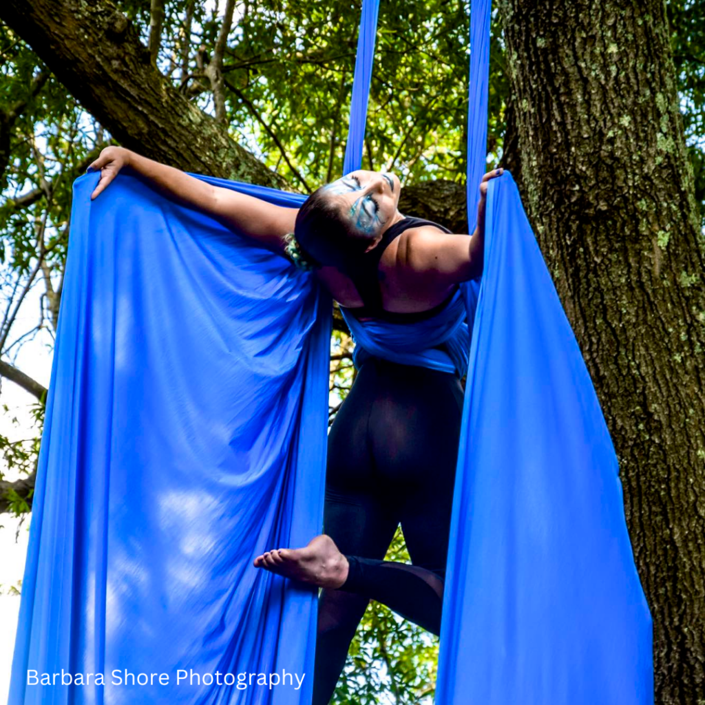 Host ng Sparrows Aerial Circus